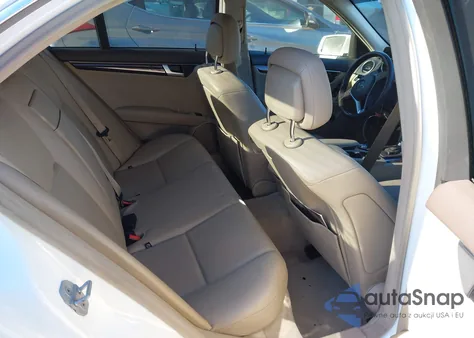 2013 Mercedes-Benz C 300 Sport 4Matic z USA, uszkodzony, nr VIN WDDGF8AB0DA811508